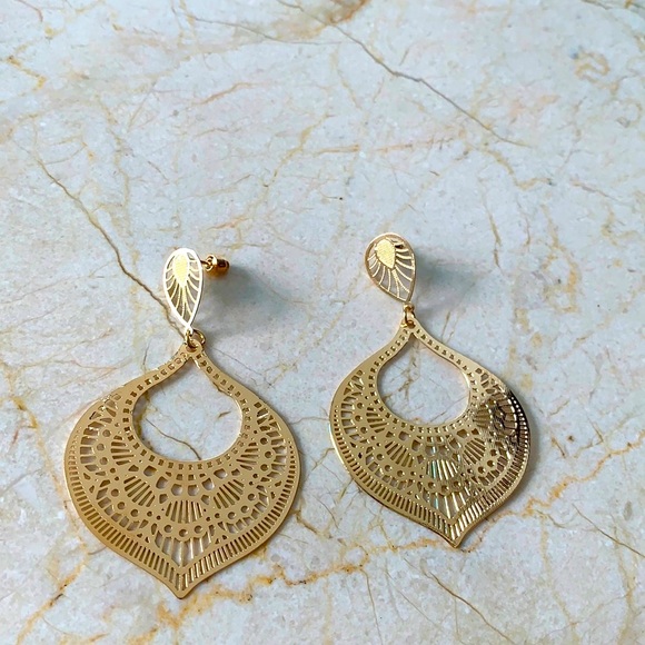 Jewelry - 🌸 Beautiful gold tone earrings 🌸NWOT elegant goes with everything